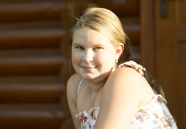 Retrato ao ar livre da menina de 11 anos . — Fotografia de Stock