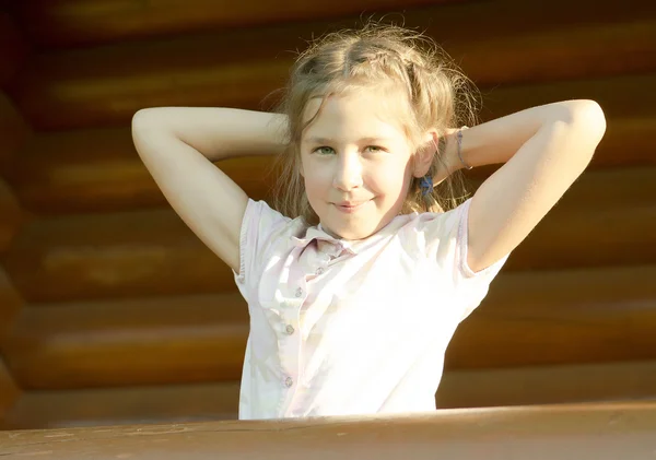 Retrato al aire libre de niña . —  Fotos de Stock