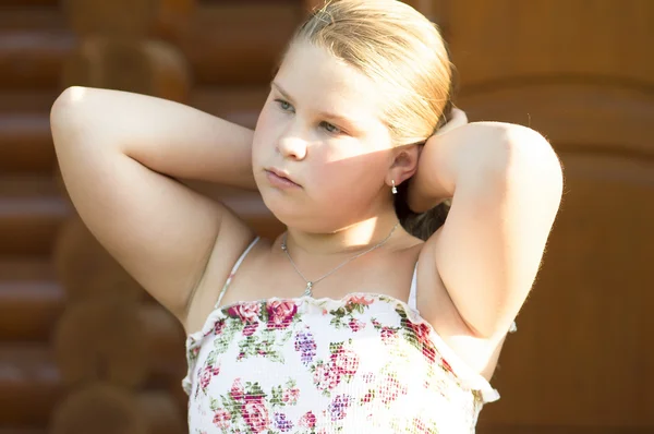 Retrato ao ar livre da menina de 14 anos . — Fotografia de Stock