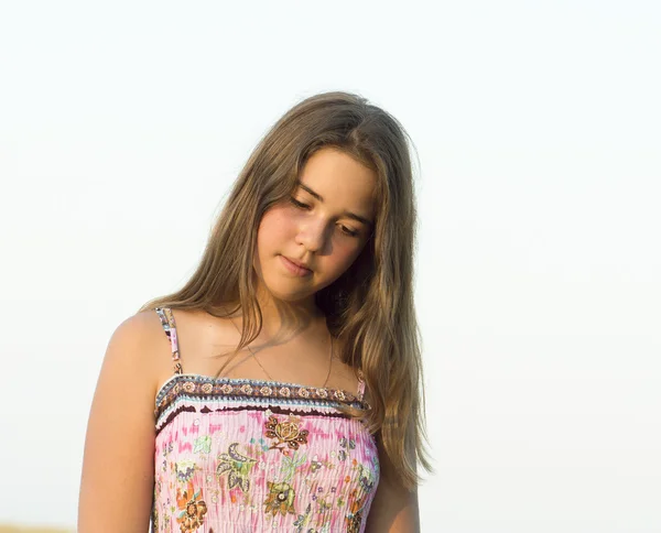 Retrato ao ar livre da menina de 14 anos . — Fotografia de Stock