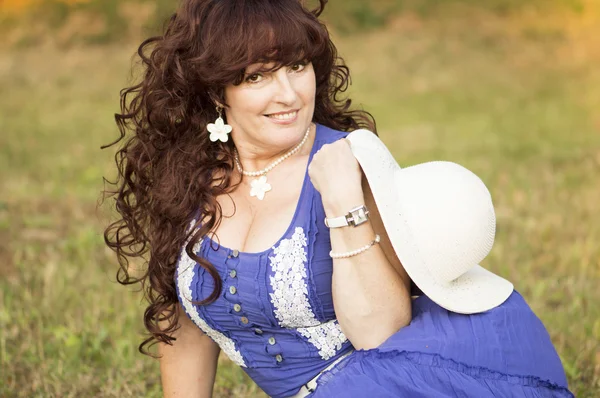 Outdoor Portret van de middelbare leeftijd vrouw. — Stockfoto