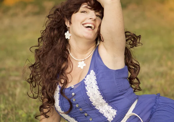 Retrato al aire libre de la mujer de mediana edad . — Foto de Stock