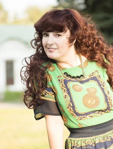 Outdoor Portret van de middelbare leeftijd vrouw. — Stockfoto