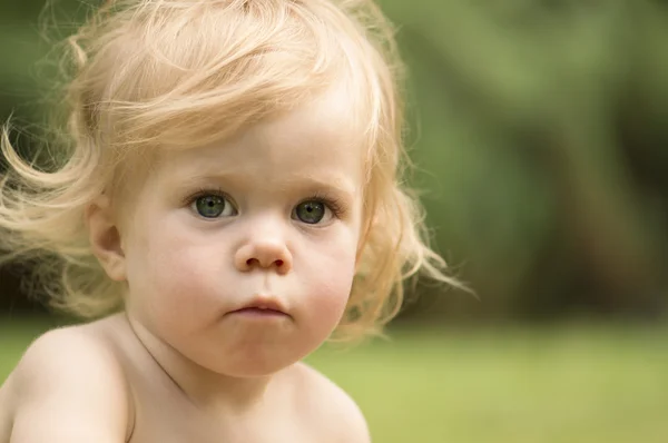 Ritratto all'aperto della ragazza di 1 anno . — Foto Stock