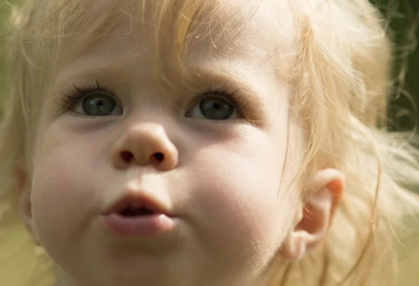 Gezicht van 1 jaar oude baby close-up. — Stockfoto