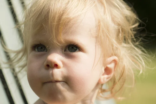 Retrato al aire libre de la niña de 1 año . — Foto de Stock
