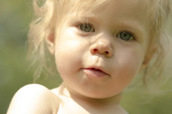 1 歳の女の子の屋外のポートレート. — ストック写真