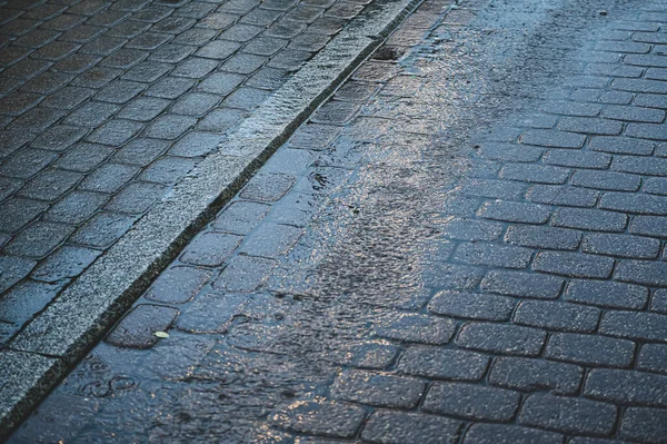 Pietre Pavimentazione Grigie Annidate Con Pozzanghere Sotto Pioggia Serale Pietre — Foto Stock