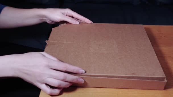 Femme Sort Une Pizza Boîte Livraison Domicile Restez Intérieur — Video