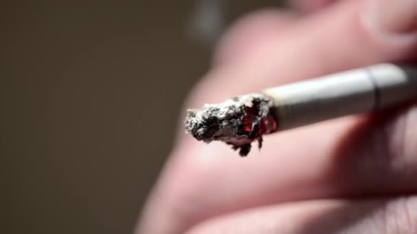 Крупный План Тлеющей Сигареты Время Затяжки Рука Держит Курящую Сигарету — стоковое видео