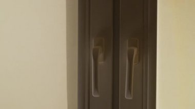 Sokağa açılan pencere, yaz aylarında manzara manzaralı eller açık..