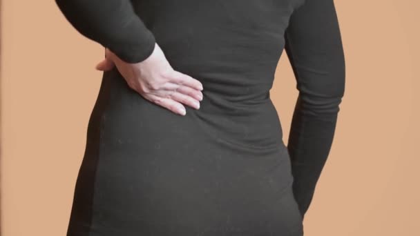 Die Frau Reibt Sich Den Rücken Eine Frau Mit Rückenschmerzen — Stockvideo