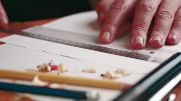 Beyaz Bir Kağıt Üzerinde Cetvel Boyunca Çizgiler Çizen Tahta Kalemle — Stok video