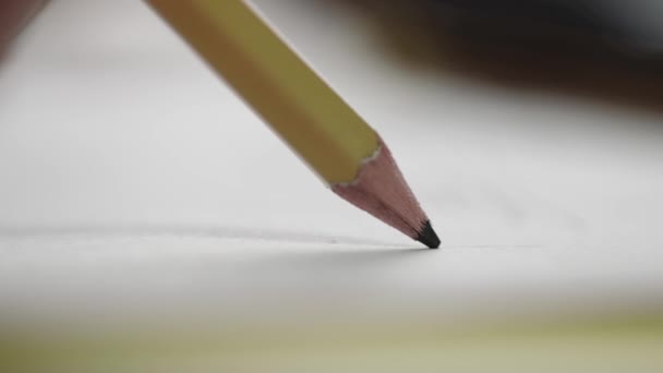 Bir Tahta Kalemin Yakın Plan Resmi Beyaz Bir Kağıt Üzerine — Stok video