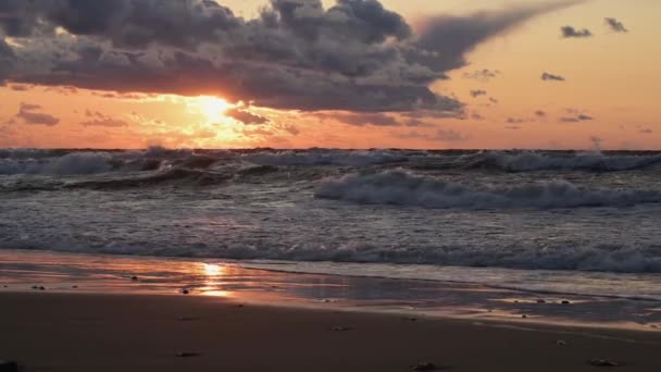 Zandstrand Tegen Zonsopgang Grote Golven Reflectie Van Verbazingwekkende Zonsondergang Hemel — Stockvideo