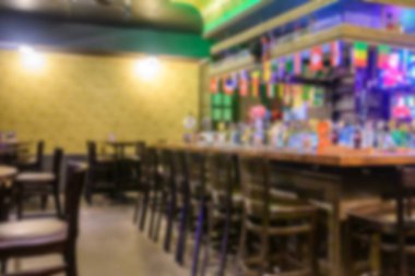 Boş bir kafenin içi bulanık. Modern bir barın barında çeşitli içkiler. Sunum maketi.