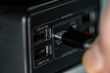 Akıllı telefonu USB Tip-C bağlantısıyla güç bankasına bağlıyorum..