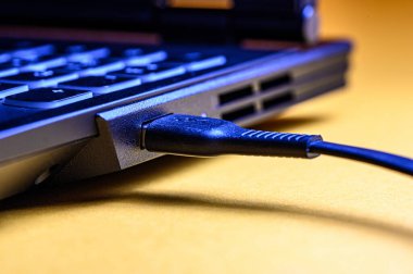 Yakın çekim akıllı telefonu USB konnektörüne bağladı..