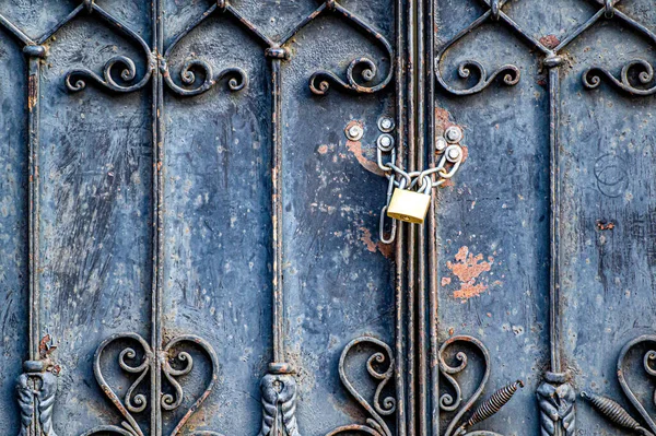 Oude Ijzeren Poorten Zijn Afgesloten Met Een Hangslot Doorgang Geblokkeerd — Stockfoto