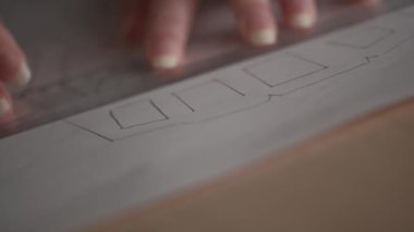 Mühendis bir kağıt parçasına tahta kalem çizdi. Tasarımcının çalışma yeri.