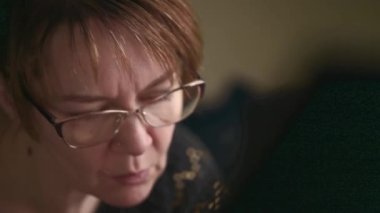 Mühendisin bir sayfa kağıda çizdiği yakın plan bir yüz. Tasarımcının çalışma yeri.