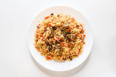 Kızarmış kuzu pirinçli kuzu eti manzarası. Beyaz tabakta taze Özbek pilavı.