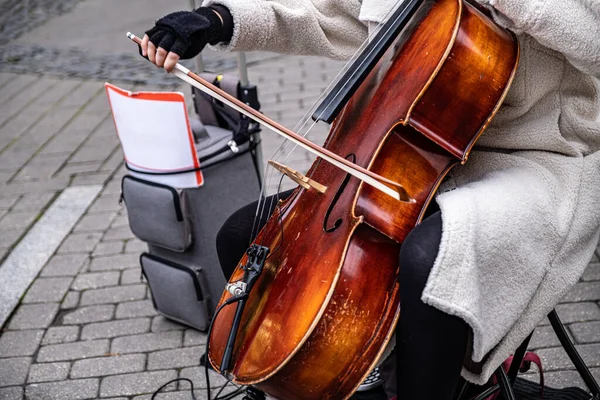 ストリートミュージシャンは昼食にお金を稼ぐ 音楽家は通りで演奏する — ストック写真