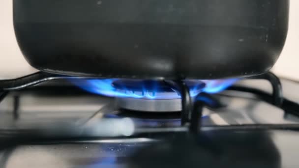 用沸腾的水在平底锅下面的炉子上燃烧气体 在家做饭 — 图库视频影像
