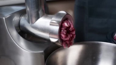 Elektrikli et öğütücüsünde kıyma yapmak. Kıyma makinesi ve taze et..