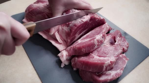Tăierea Cărnii Crude Placă Tăiere Închiderea Mâinilor Cuțit Carne Porc — Videoclip de stoc
