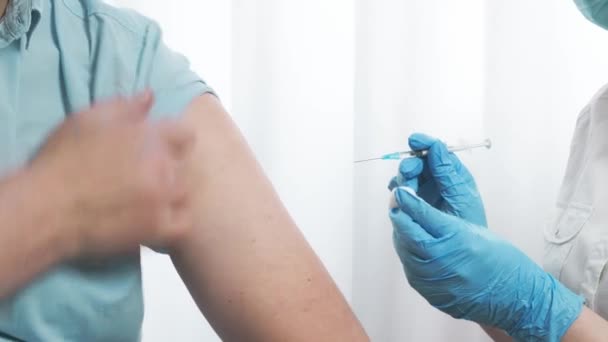 Arts Vaccineert Patiënt Kliniek Een Verpleegkundige Heeft Een Injectiespuit Met — Stockvideo