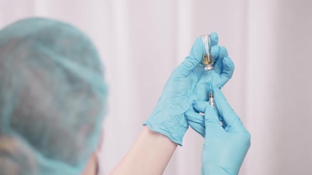 Concetto Vaccinazione Coronavirus Mani Del Medico Riempiono Siringa Vaccino Concentrarsi — Video Stock