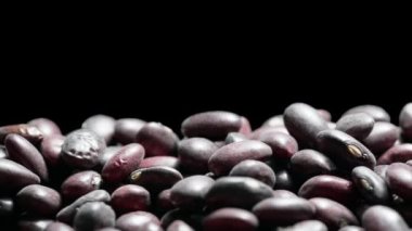 Siyah arka planda bir grup kırmızı fasulye yakın, kuru kırmızı fasulye soyut arka plan. kaydırıcı hareketi