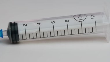 Enjeksiyon ve aşı, üzerinde iğne ve ilaç bulunan bir şırınga, tıbbi ekipmanlar.