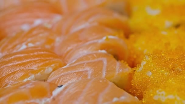 Rolo Sushi Com Salmão Abacate Creme Queijo Prato Menu Sushi — Vídeo de Stock