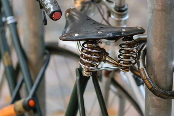 Uma Velha Bicicleta Enferrujada Amarrada Poste Assento Bicicleta Perto — Fotografia de Stock