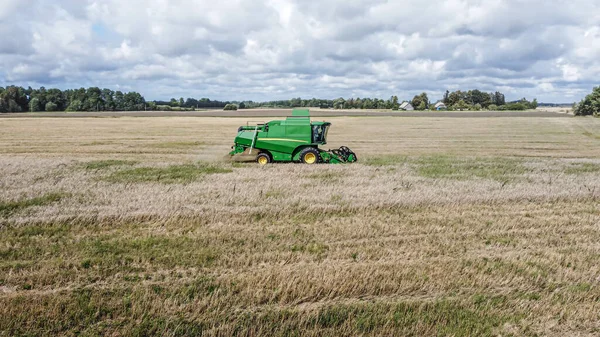 Oogsttijd Combineer Oogst Gerst Het Veld Zomer Dag Luchtzicht — Stockfoto