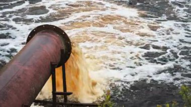 Çevre kirliliği, nehirler ve göller. Kirli su bir borudan nehre girer..