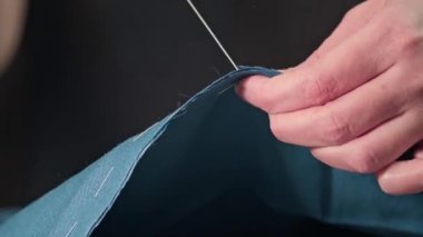 Bir terzinin elleri bir şablon çizer. Evde kesme ve dikme. El yapımı..