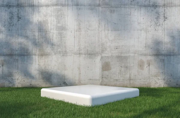 Weißes Podest Für Produkt Auf Rasen Mit Baumschatten Und Betonmauer — Stockfoto