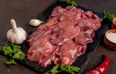Taş bir arka planda çiğ tavuk ciğeri, seçici odaklanma