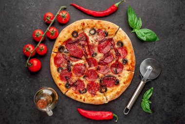Akdeniz pizzası, salamlı sosis, mozarella, zeytin, Provencal otlar, arka planda imzalı domates sosu.