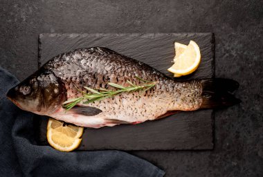 Taş zeminde çiğ sazan balığı