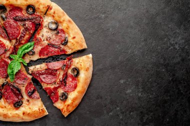 Akdeniz pizzası, salamlı sosis, mozarella, zeytin, Provencal otlar, arka planda imzalı domates sosu.