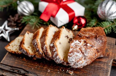 Noel ağacı ve Noel süslemeleri olan bir taşın üstünde Noel keki.