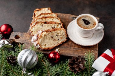 Noel kahvaltısı kahvesi ve kek taştan bir arka planda Noel ağacı, Noel süslemeleri, fotokopi alanı hediyeleri.