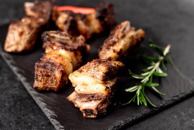 Arka planda ızgara sığır kaburgası.