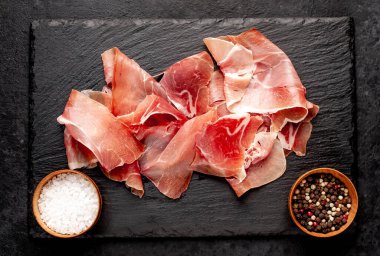İspanyol jamonu Serrano, taştan bir arka planda