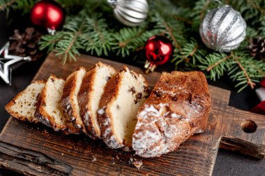 Noel ağacı ve Noel süslemeleri olan bir taşın üstünde Noel keki.