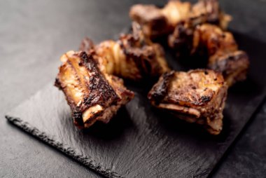 Arka planda ızgara sığır kaburgası.